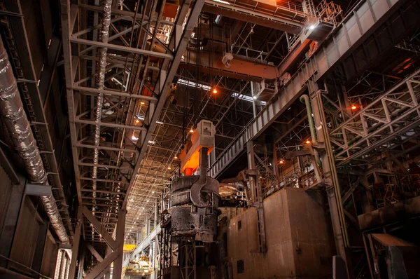 Vinç, kalan cüruf tabakasını kir tankına boşaltıyor. Kepçeyle çelik dökülür. Döküm atölyesi ile çelik dökme