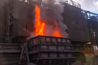 Kokain ve kimyasallar. Bir yan ürün kokain bataryasından sıcak kokain boşaltıyorum. Sıcak kokain bir arabaya yüklendi..