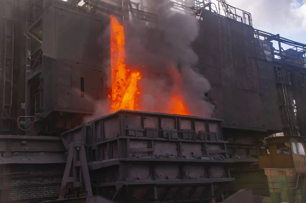 Εργοστάσιο Οπτάνθρακα Και Χημικών Ουσιών Εκφόρτωση Θερμού Οπτάνθρακα Από Μια — Φωτογραφία Αρχείου