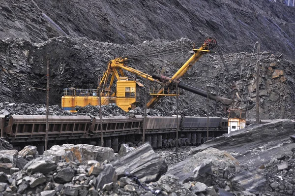 Bagger Verladen Eisenerz Waggons Eisenerzbergbau — Stockfoto