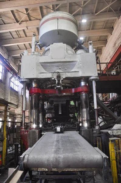 Kırıcı materyallerin üretimi için basın.