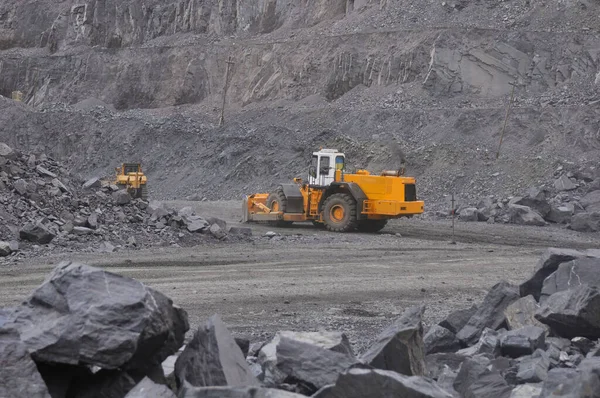 Wheeled Bulldozer Moves Roads Iron Ore Quarry — Stock Photo, Image