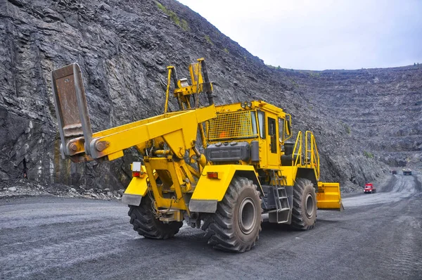 Tekerlekli buldozer demir madeninin yollarında ilerliyor.