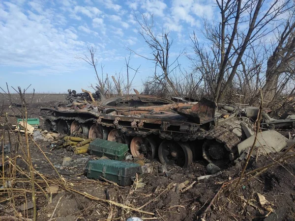 Kharkiv, Ukrayna - 15 Nisan 2022: Ukrayna 'daki askeri operasyonlara bağlı enkaz. Ukrayna 'da Savaş