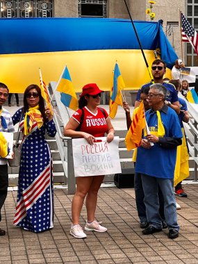 ABD, Houston 6 Mart 2022. Ukrayna ve Rusya arasındaki savaşa karşı Amerikalıların ve Ukraynalıların gösterileri. Dur Putin. Savaş yok..
