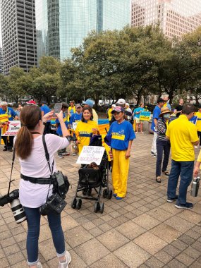 ABD, Houston 6 Mart 2022. Ukrayna ve Rusya arasındaki savaşa karşı Amerikalıların ve Ukraynalıların gösterileri. Dur Putin. Savaş yok..