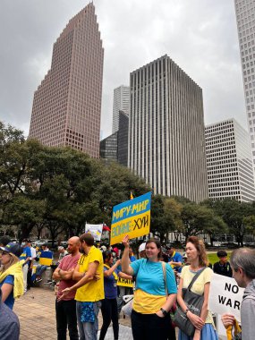 ABD, Houston 6 Mart 2022. Ukrayna ve Rusya arasındaki savaşa karşı Amerikalıların ve Ukraynalıların gösterileri. Dur Putin. Savaş yok..