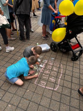 ABD, Houston 6 Mart 2022. Ukrayna ve Rusya arasındaki savaşa karşı Amerikalıların ve Ukraynalıların gösterileri. Dur Putin. Savaş yok..