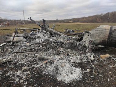 Kharkiv, UKRAINE - 15 Nisan 2022: Kharkiv ve Harkiv bölgesindeki Rus işgalcilere ait helikopter ve diğer yanmış askeri teçhizat