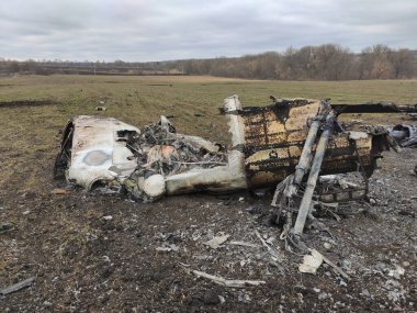 Kharkiv, UKRAINE - 15 Nisan 2022: Kharkiv ve Harkiv bölgesindeki Rus işgalcilere ait helikopter ve diğer yanmış askeri teçhizat