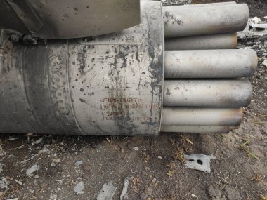 Kharkiv, UKRAINE - 15 Nisan 2022: Kharkiv ve Harkiv bölgesindeki Rus işgalcilere ait helikopter ve diğer yanmış askeri teçhizat