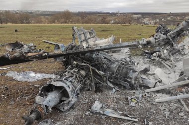 Kharkiv, UKRAINE - 15 Nisan 2022: Kharkiv ve Harkiv bölgesindeki Rus işgalcilere ait helikopter ve diğer yanmış askeri teçhizat