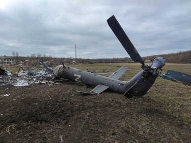 Kharkiv, UKRAINE - 15 Nisan 2022: Kharkiv ve Harkiv bölgesindeki Rus işgalcilere ait helikopter ve diğer yanmış askeri teçhizat