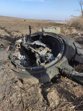 KHARKIV, UKRAINE - 15 Nisan 2022: Kharkov ve Harkov bölgesindeki Rus işgalcilerin bozuk tankları, savaş araçları ve diğer yanmış askeri ekipmanları