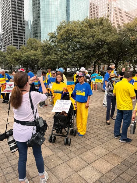 ABD, Houston 6 Mart 2022. Ukrayna ve Rusya arasındaki savaşa karşı Amerikalıların ve Ukraynalıların gösterileri. Dur Putin. Savaş yok..