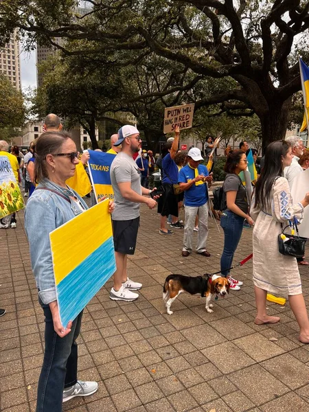 ABD, Houston 6 Mart 2022. Ukrayna ve Rusya arasındaki savaşa karşı Amerikalıların ve Ukraynalıların gösterileri. Dur Putin. Savaş yok..