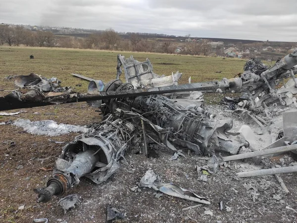 Kharkiv, UKRAINE - 15 Nisan 2022: Kharkiv ve Harkiv bölgesindeki Rus işgalcilere ait helikopter ve diğer yanmış askeri teçhizat