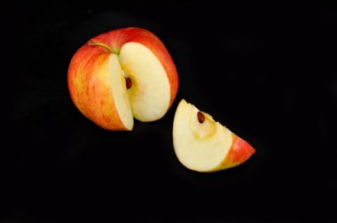 Siyah arkaplanda kırmızı elma