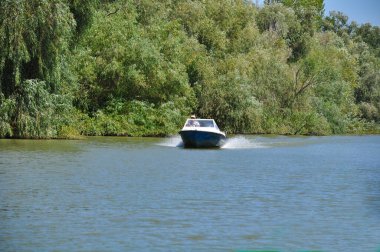 Ukrayna, Vilkovo 1 Eylül 2021. Avrupa 'dan gelen turistler Vilkovo kentindeki Tuna Nehri' nde bir motorlu tekne ile seyahat ediyorlar..