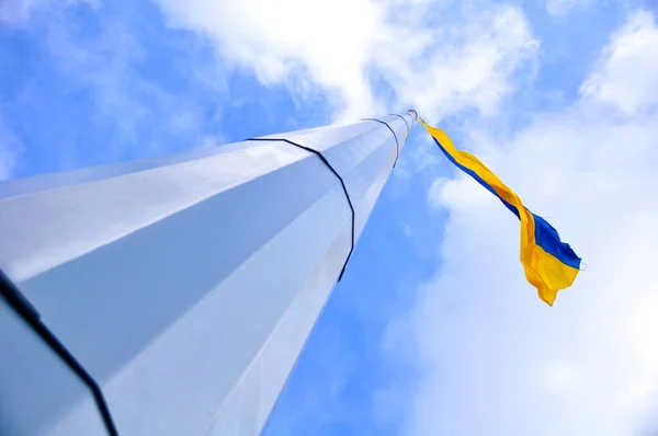 Bandeira Ucraniano Mastro Bandeira Contra Céu Azul — Fotografia de Stock