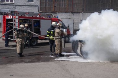 Ukrayna, Krivoy Rog 2 Eylül 2021. İtfaiyeciler yangını söndürmek için yangın hortumu yerleştirir.