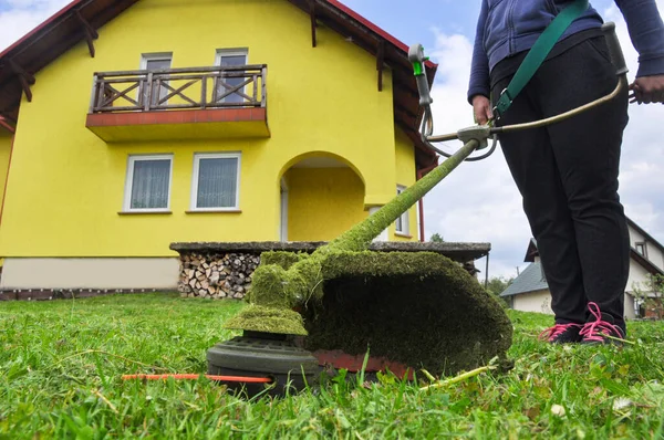 Worker Girl Mows Grass Trimmer Mower Lawn Mowing — Stockfoto