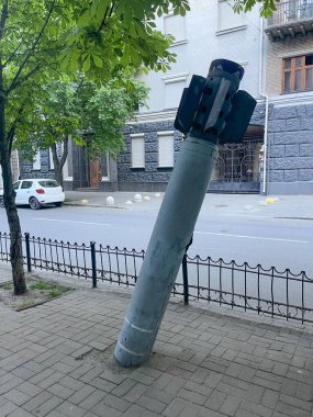 Şehrin asfaltında Rus roketi. Rus ordusunun Kyiv 'in yerleşim bölgelerinde bombalanmasının sonuçları