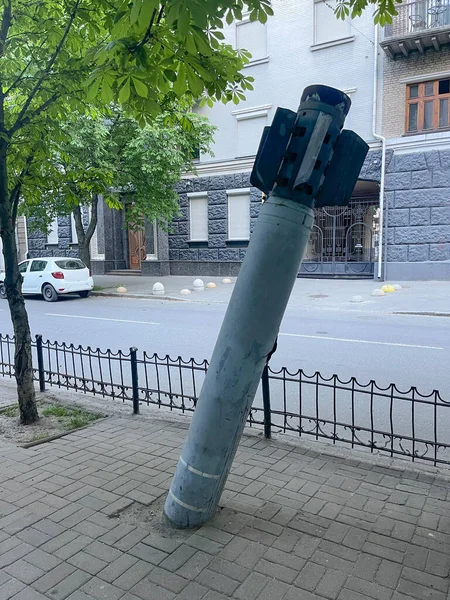 Şehrin asfaltında Rus roketi. Rus ordusunun Kyiv 'in yerleşim bölgelerinde bombalanmasının sonuçları
