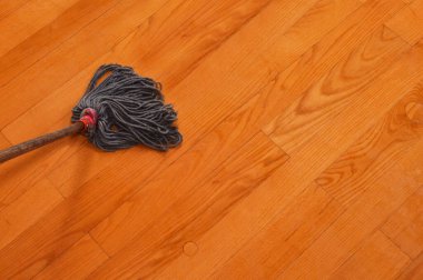 Kahverengi parke üzerindeki ıslak paspas. Yer temizliği