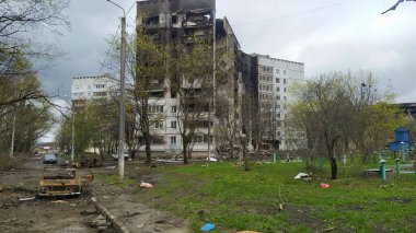 Kharkiv, Ukrayna - 15 Nisan 2022: Ukrayna 'daki askeri harekatlar sonucu enkaz ve binalar. Ukrayna 'da Savaş