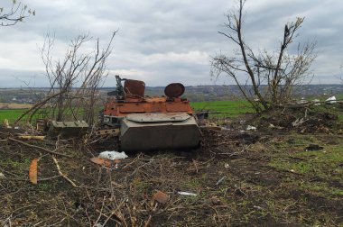 Kharkiv, Ukrayna - 15 Nisan 2022: Harkiv ve Harkiv bölgesindeki imha edilmiş Rus ekipmanlarının enkazı. Ukrayna 'da savaş. Tank enkazı.