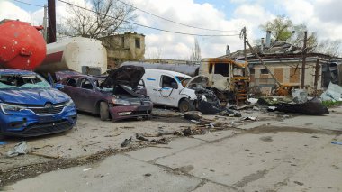 Kharkiv, Ukrayna - 15 Nisan 2022: Ukrayna 'daki askeri harekatlar sonucu enkaz ve binalar. Ukrayna 'da Savaş