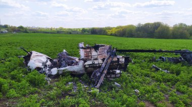 Kharkiv, Ukrayna - 15 Mayıs 2022: Kharkiv ve Harkiv bölgesinde Rus işgalcilerin imha ettiği helikopterin enkazı. Ukrayna 'da Savaş