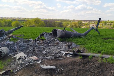 Kharkiv, Ukrayna - 15 Mayıs 2022: Kharkiv ve Harkiv bölgesinde Rus işgalcilerin imha ettiği helikopterin enkazı. Ukrayna 'da Savaş