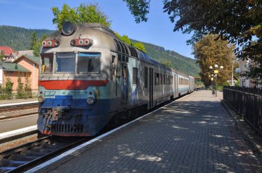 Ukrayna Karpatları 'ndaki istasyonda dizel tren.