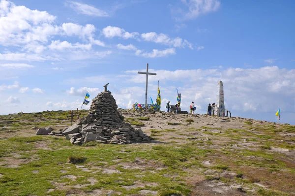 Ukrajnában Vorokhta 2022 Szeptember Ukrán Zászlók Emlékművek Hoverla Hegy Tetején Jogdíjmentes Stock Képek