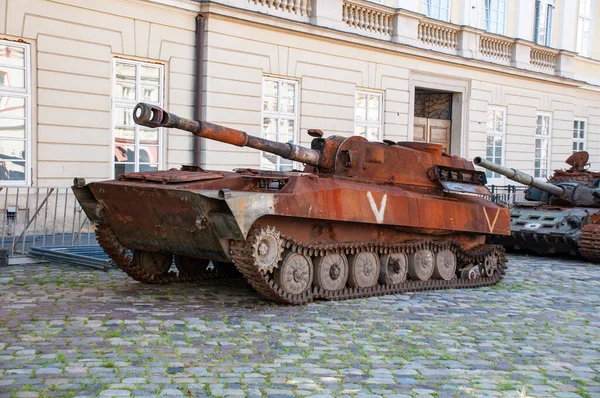 2022年8月15日 乌克兰利沃夫摧毁了街上的俄罗斯军事装备 军用坦克 免版税图库照片