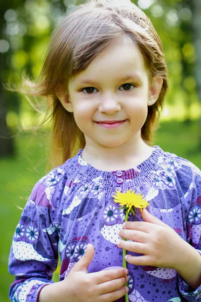 Маленька дівчинка з ромашкою — стокове фото
