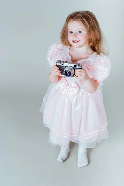 küçük bir kız ile bir eski fotoğraf makinesi