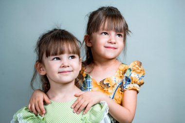 iki küçük kız kardeşi bir gülümseme