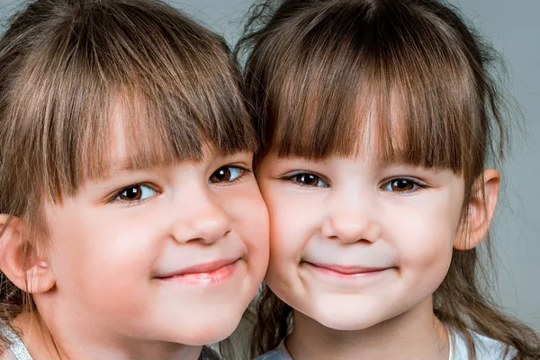 น้องสาวสองคนยิ้ม — ภาพถ่ายสต็อก