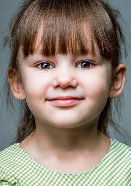 Souriez petite fille dans le portrait de la caméra — Photo