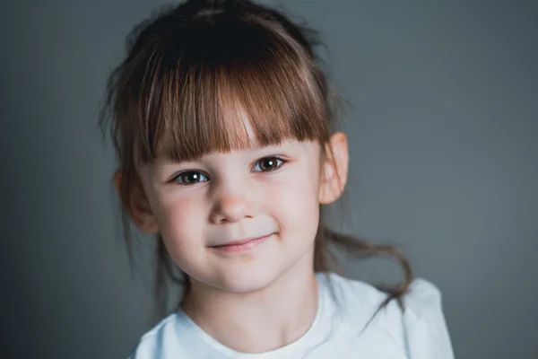 Souriez petite fille dans le portrait de la caméra — Photo