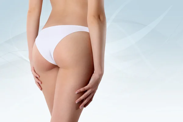 Bum e pernas de mulher magra sobre fundo branco — Fotografia de Stock