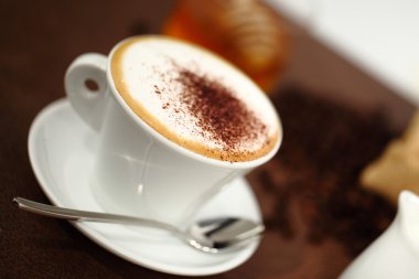 Kahvaltı için masaya cappucino bardak