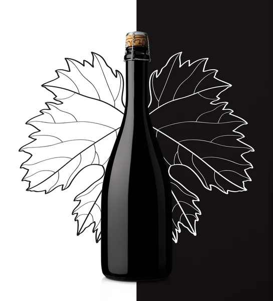 Mousserende wijn met druivenblad op witte en zwarte achtergrond — Stockfoto