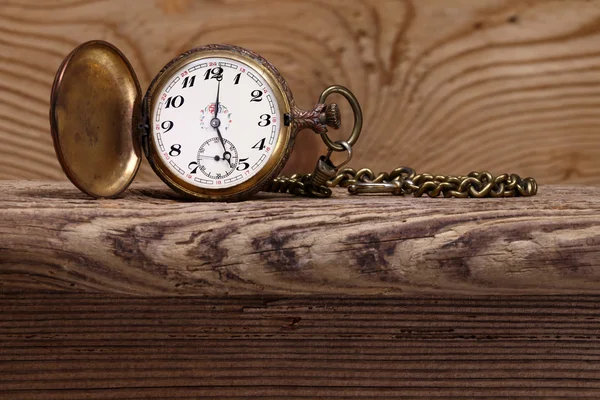 Reloj antiguo en madera —  Fotos de Stock