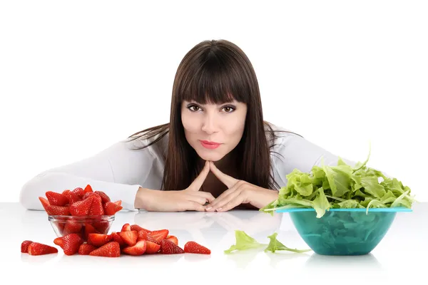Διατροφή, νεαρή γυναίκα επιλέγοντας μεταξύ φρούτα και γλυκά. βάρος Λος — Φωτογραφία Αρχείου