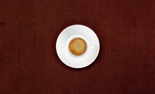 Tazza di caffè su tessuto di iuta — Foto Stock