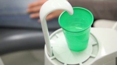 Diş sandalye üzerinde yeşil cam